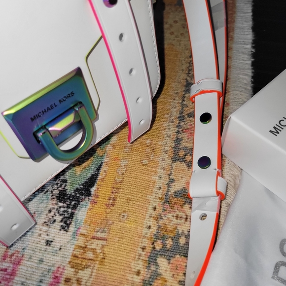 NWT Michael Kors White Crossbody Messenger Bag with leather solutions - Picture 4 of 14